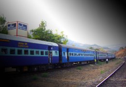 Tren işçilere çarptı:14 ölü